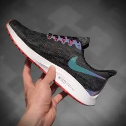 giay Nike Air Zoom Pegasus 36 mau den cau vong