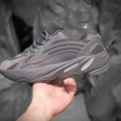 giay Adidas Yeezy Boost 700 V2 Vanta den full