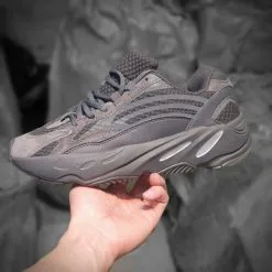 giay Adidas Yeezy Boost 700 V2 Vanta den full