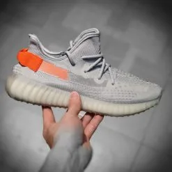 giay Adidas Yeezy Boost 350 V2 Tail Light gia re ha noi