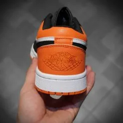 Giay Nike Air Jordan 1S Low thap co mau den cam