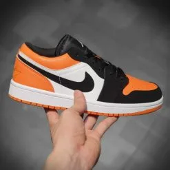Giay Nike Air Jordan 1S Low thap co mau den cam