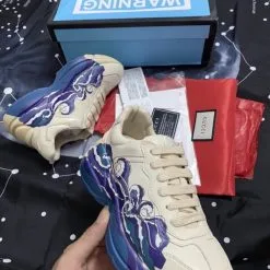 Giay Gucci Rhyton leather sneaker with wave song bien
