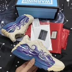 Giay Gucci Rhyton leather sneaker with wave song bien