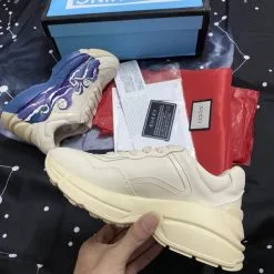 Giay Gucci Rhyton leather sneaker with wave song bien