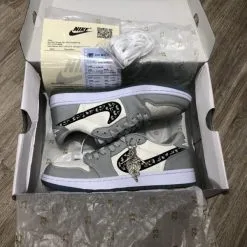Giay Nike Air Jordan 1 X Dior co thap