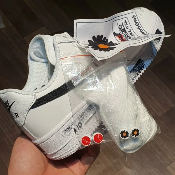 Giay Nike Air Force 1 ban hoa cuc troc son Trang -PEACEMINUSONE x AF1 “Para-Noise 2.0” Rep 11 (2) Giay Nike Air Force 1 ban hoa cuc troc son Trang -PEACEMINUSONE x AF1 “Para-Noise 2.0” Rep 11
