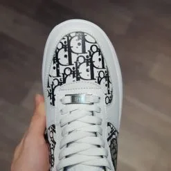 giay Dior x Nike Air force 1 low co thap trang chu den