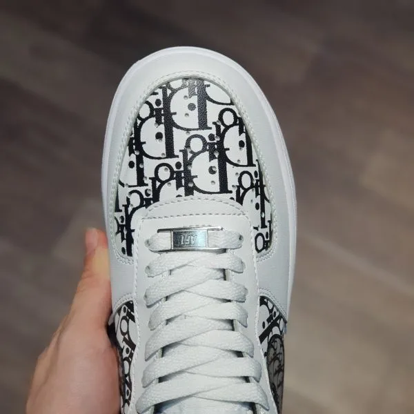giay Dior x Nike Air force 1 low co thap trang chu den (1) giay Dior x Nike Air force 1 low co thap trang chu den