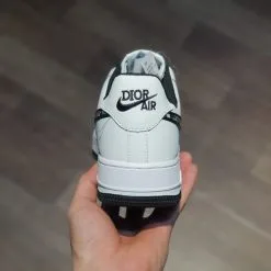 giay Dior x Nike Air force 1 low co thap trang chu den