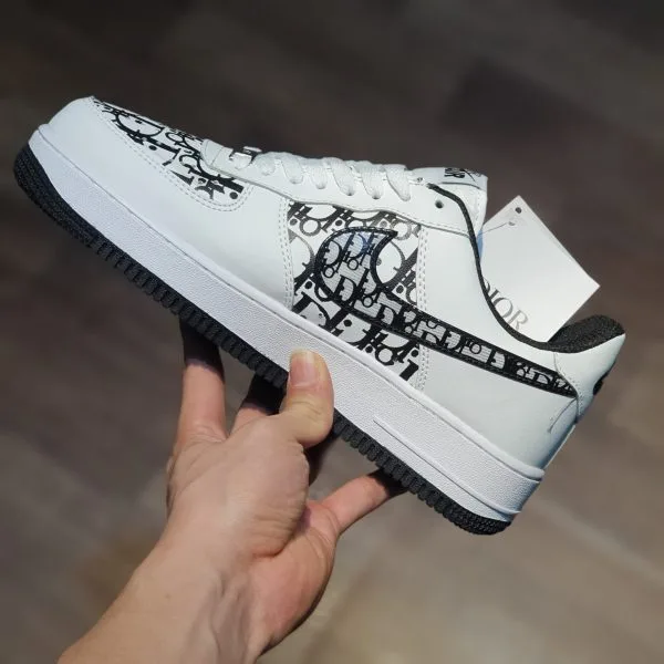 giay Dior x Nike Air force 1 low co thap trang chu den (3) giay Dior x Nike Air force 1 low co thap trang chu den