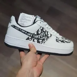 giay Dior x Nike Air force 1 low co thap trang chu den