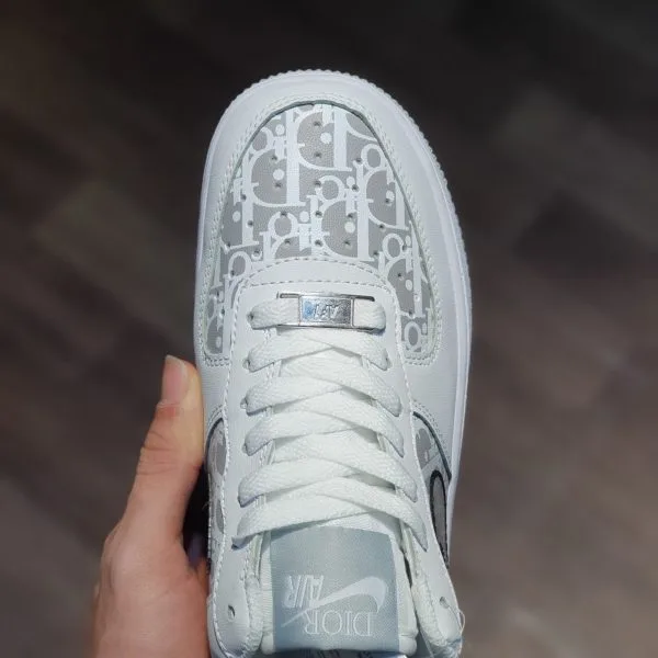giay Dior x Nike Air force 1 low co thap trang chu trang (3) giay Dior x Nike Air force 1 low co thap trang chu trang