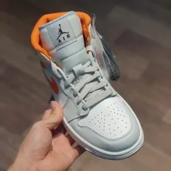 giay Jordan 1 Mid Starfish Pure Platinum trang co cam