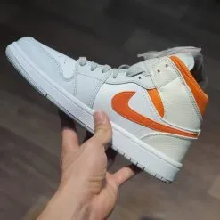 giay Jordan 1 Mid Starfish Pure Platinum trang co cam