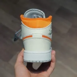 giay Jordan 1 Mid Starfish Pure Platinum trang co cam
