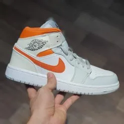 giay Jordan 1 Mid Starfish Pure Platinum trang co cam