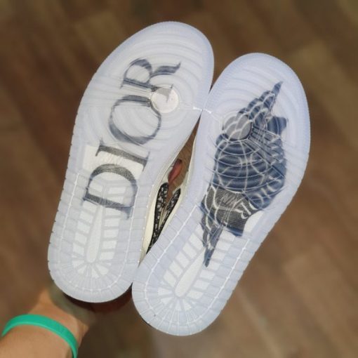 Giay Nike Air Jordan 1 X Dior co thap